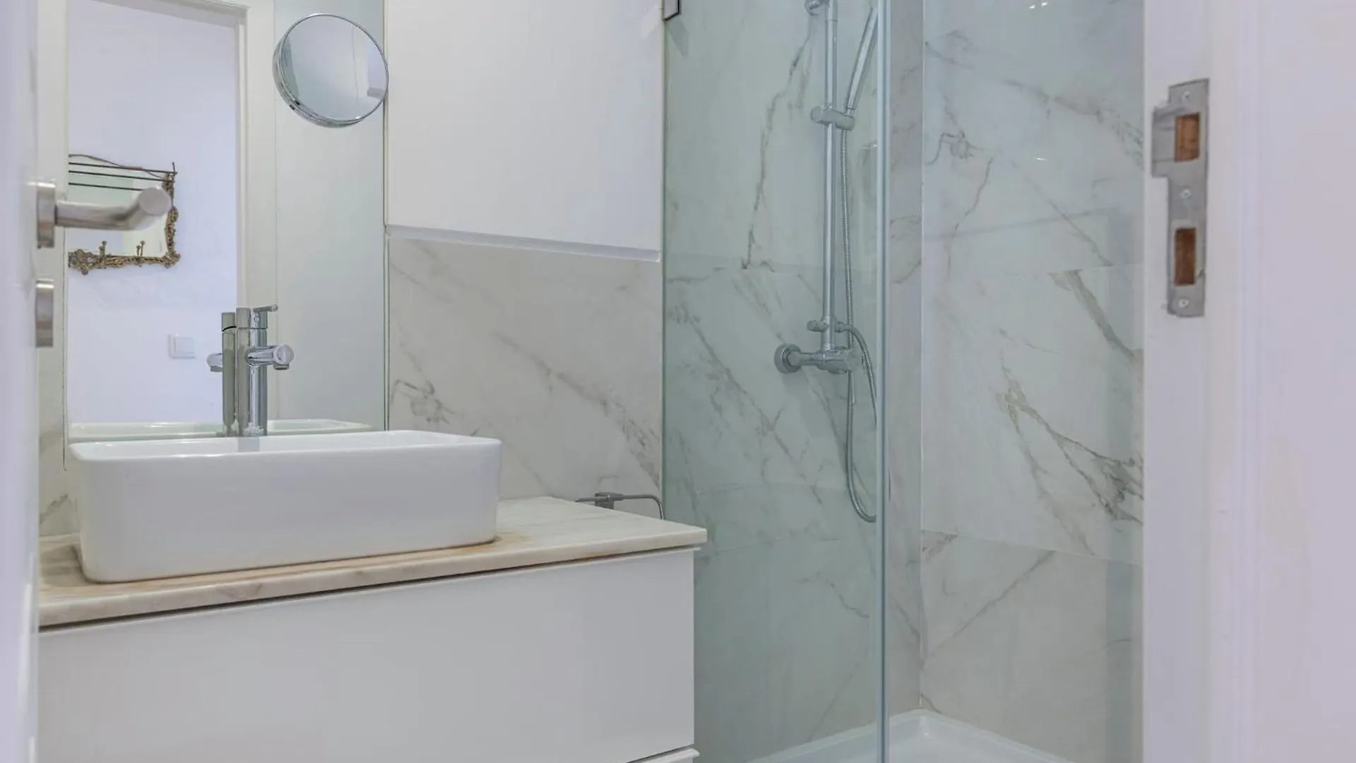 Apartment Beautiful River Views In Graca Lisbon