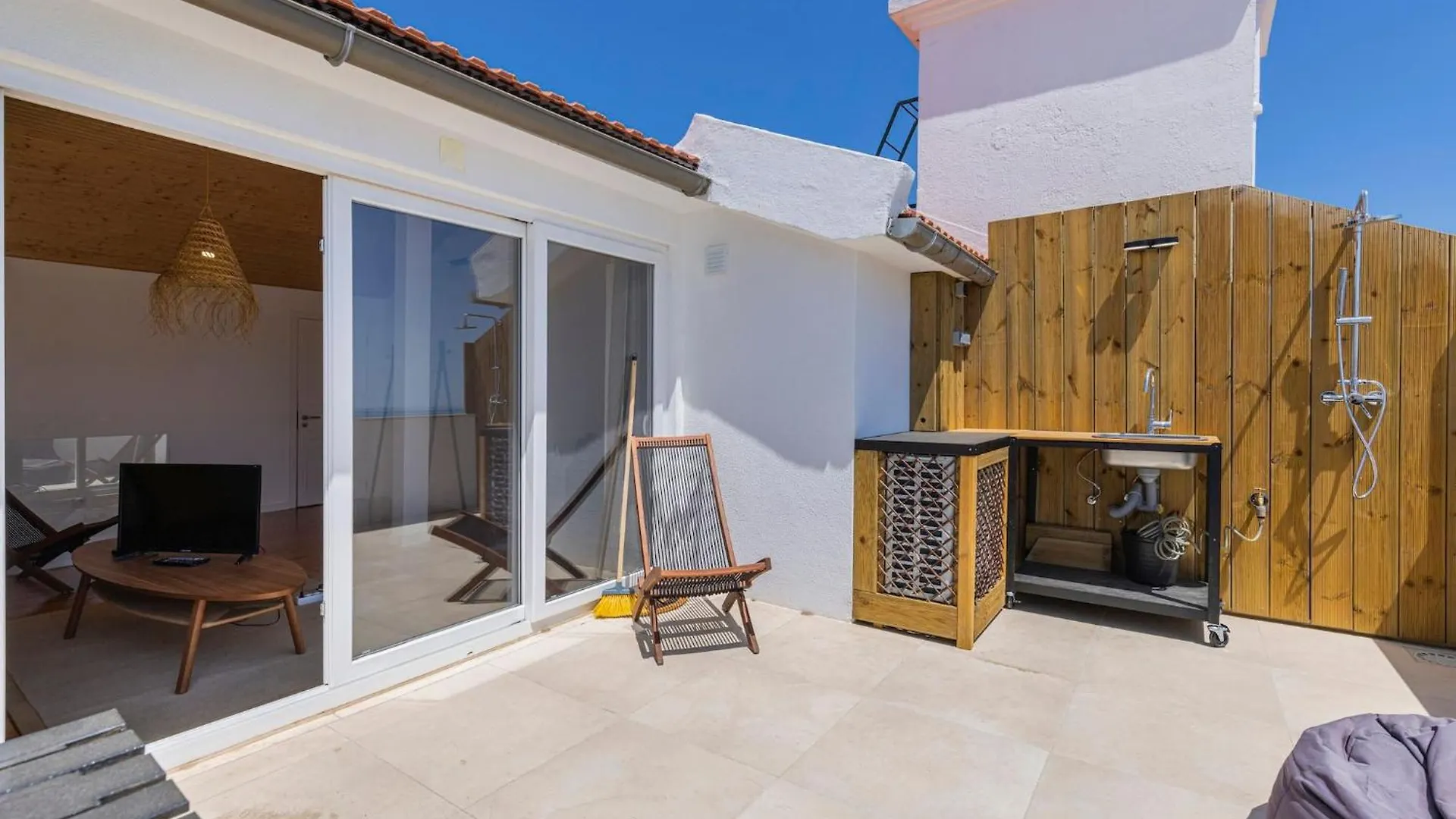 Beautiful River Views In Graca Lisbon Apartment