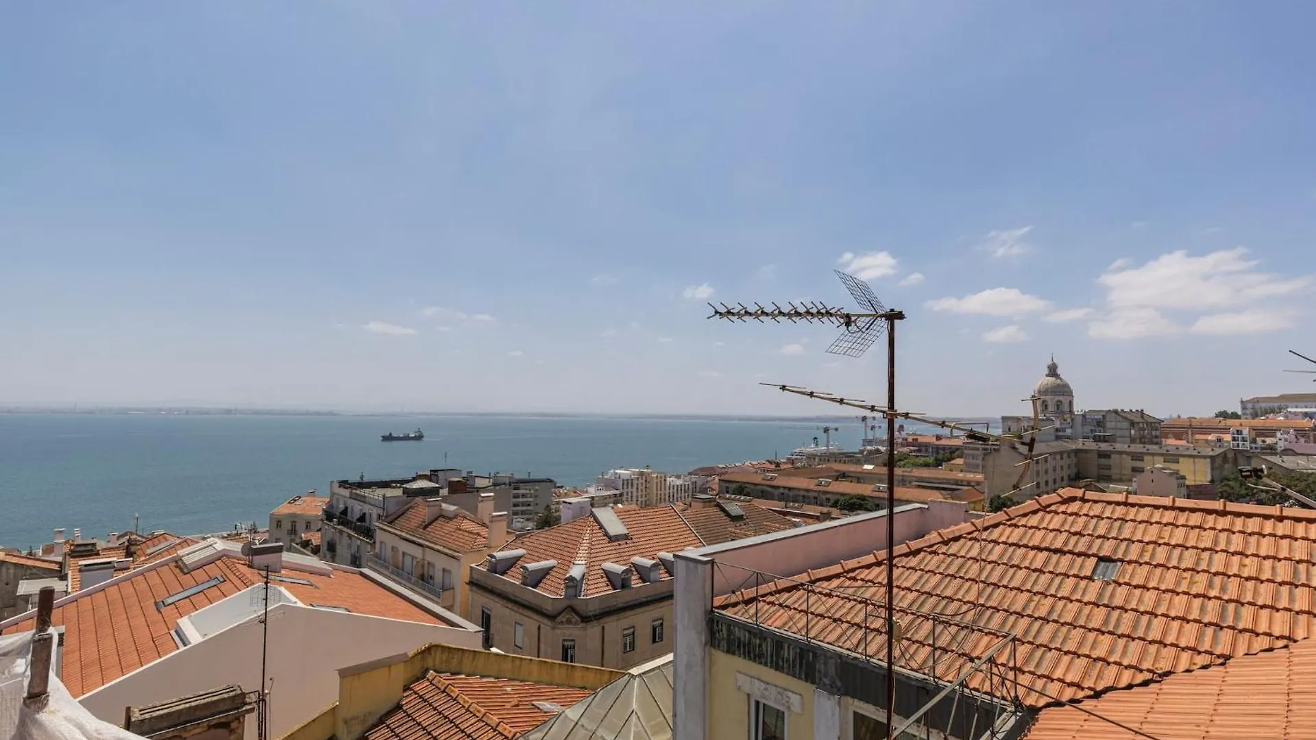 Beautiful River Views In Graca Lisbon 0*,