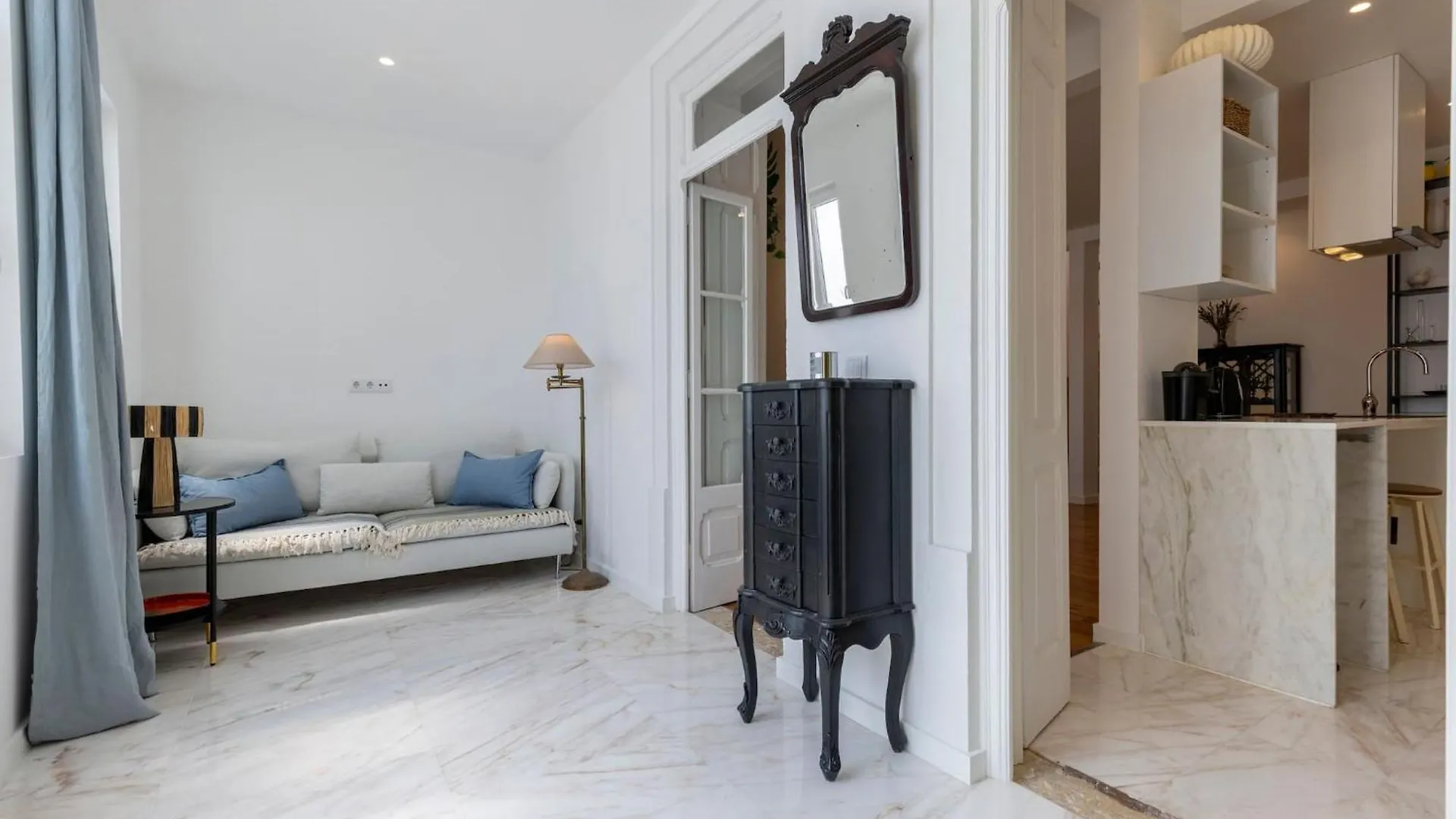 Beautiful River Views In Graca Lisbon Apartment