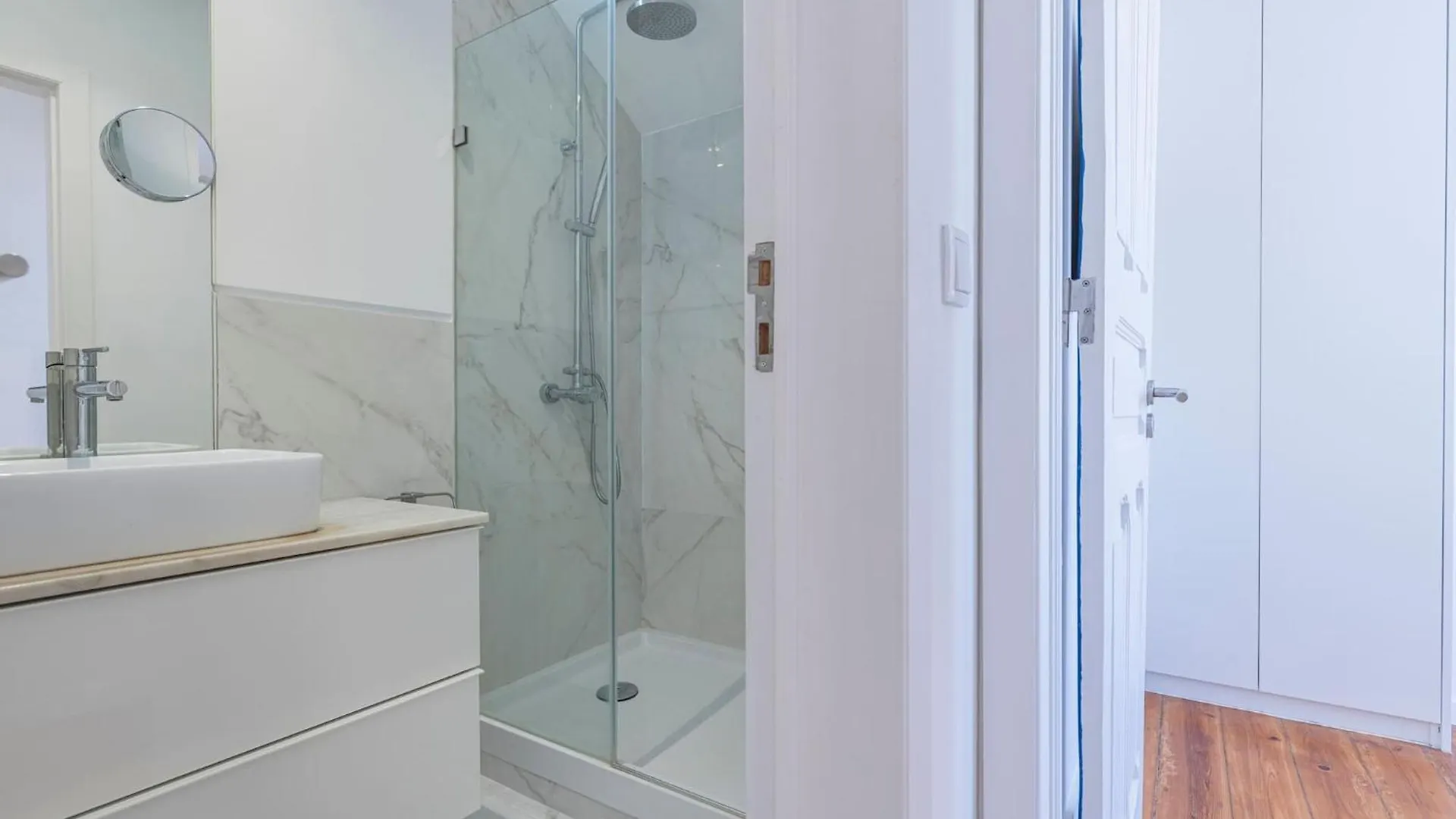 Beautiful River Views In Graca Lisbon Apartment